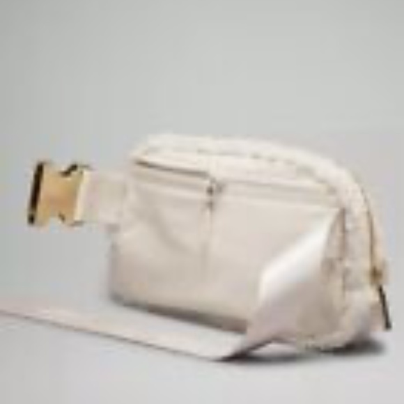 NWT Lululemon Everywhere Fanny Belt Bag 2L Fleece - White Opal Gold - Picture 2 of 4